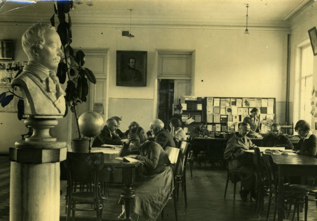 В читальном зале Лермонтовки 1939 г.jpg