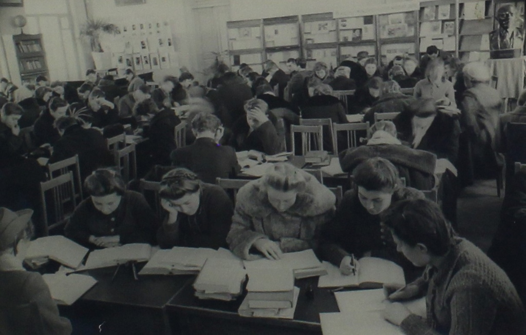 В читальном зале Лермонтовки 1948 г.jpg